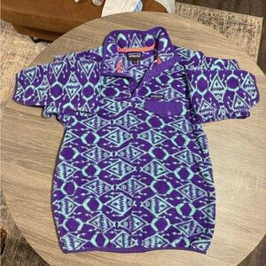 Patagonia women’s synchilla snap-t fleece pullover in Ikat big fish pattern.